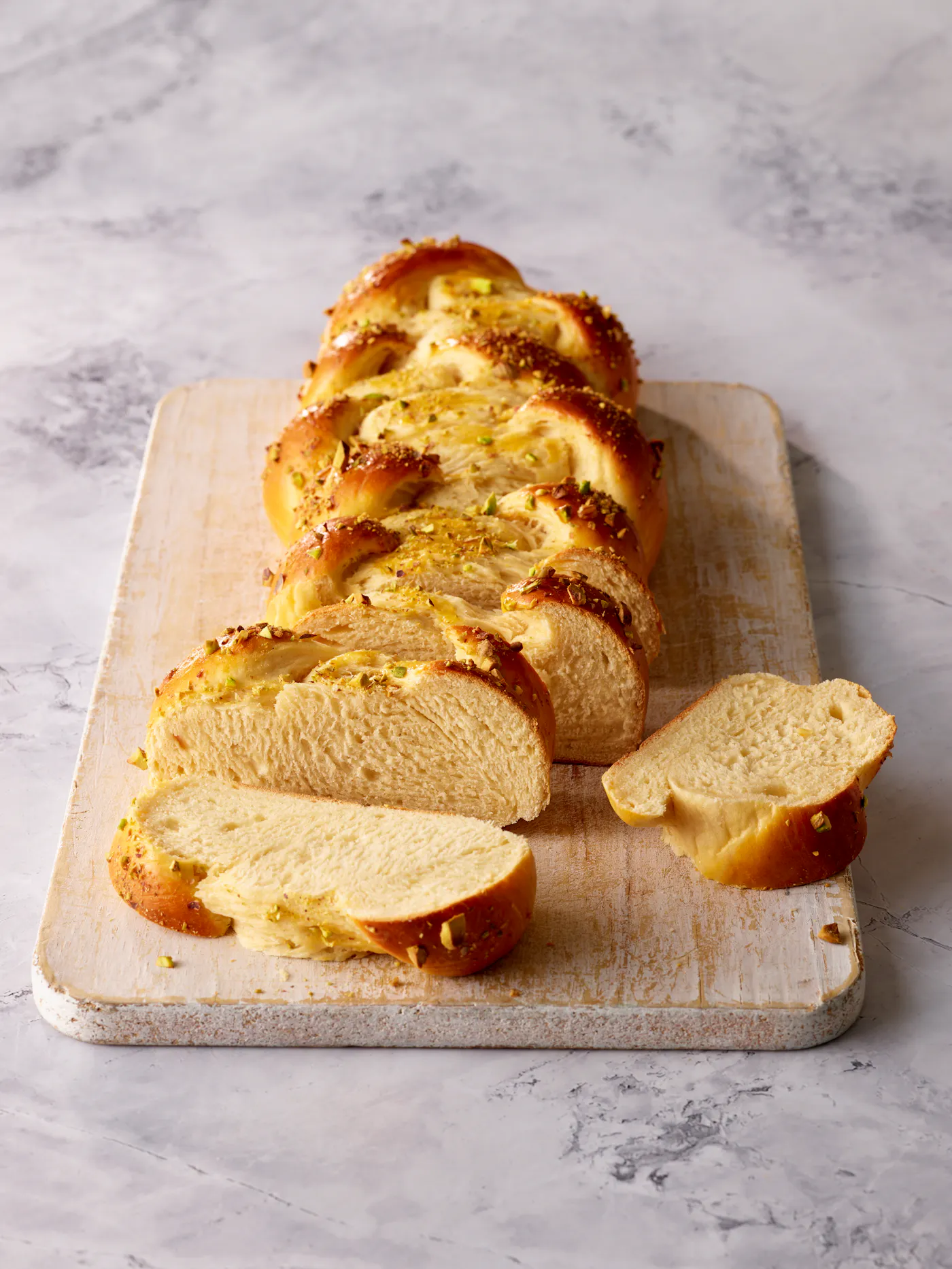 Fluffiger Striezel mit NÖM PRO Skyr natur und gehackten Pistazien