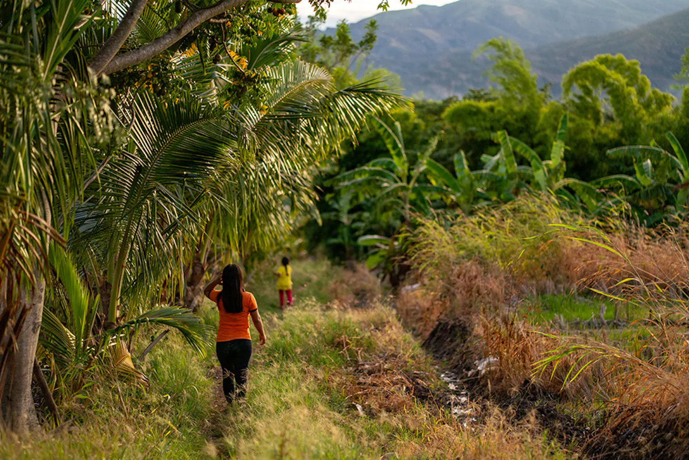Eine Frau, die durch den Urwald in Peru geht