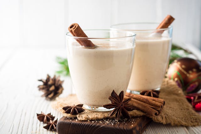 Weihnachtliche Vanillemilch angerichtet mit Zimtstange und Weihnachtsdecko