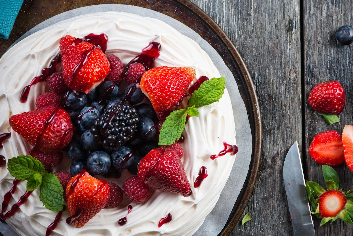 Pavlova bedeckt mit Erdbeeren Himbeeren Heidelbeeren und Brombeeren Pavlova bedeckt mit Erdbeeren Himbeeren Heidelbeeren und Brombeeren