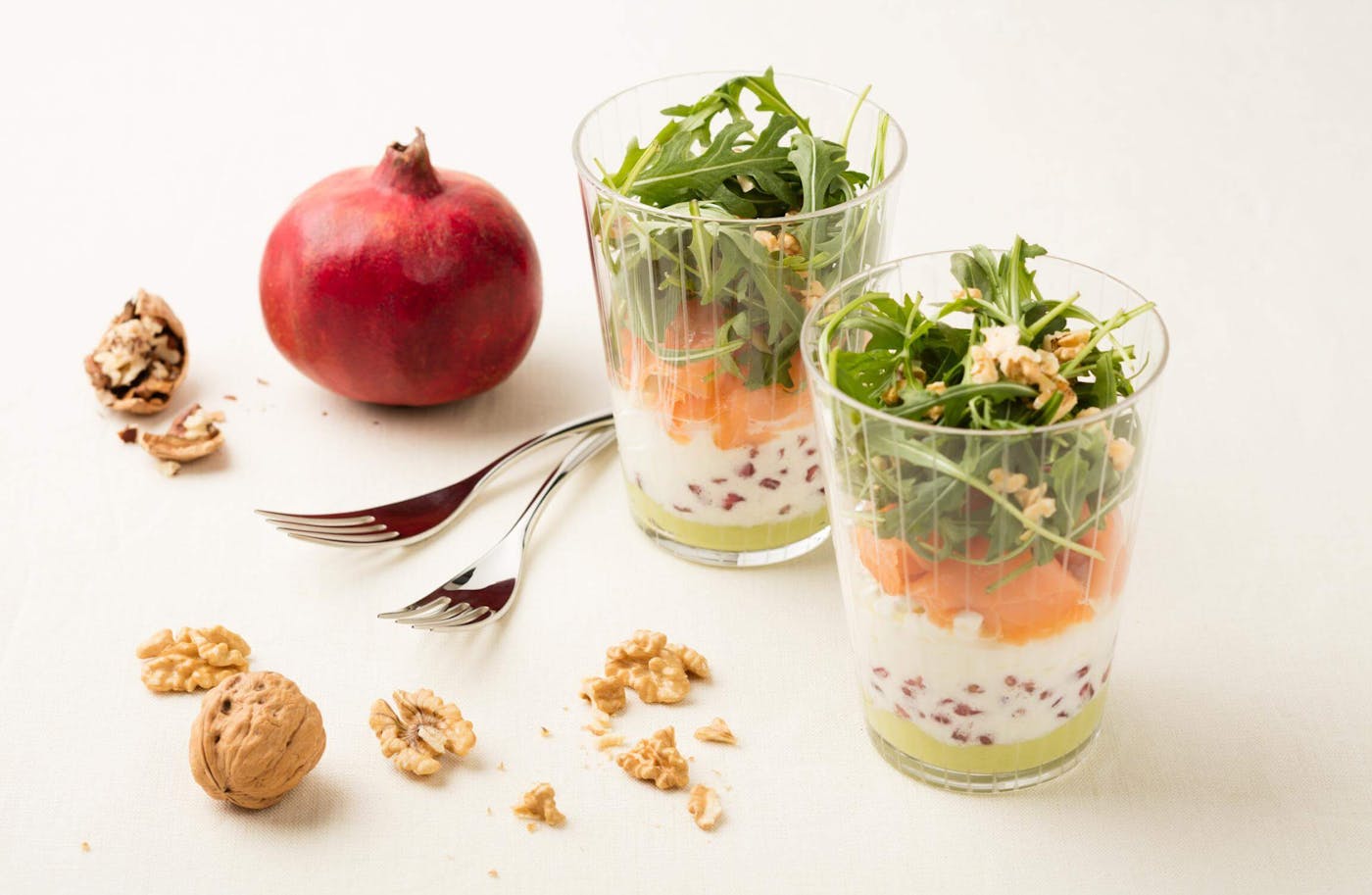 Cottage-Cheese-Avocado-Lachs-Granatapfel-Salat - Gesunder und farbenfroher Genuss Cottage-Cheese-Avocado-Lachs-Granatapfel-Salat - Gesunder und farbenfroher Genuss