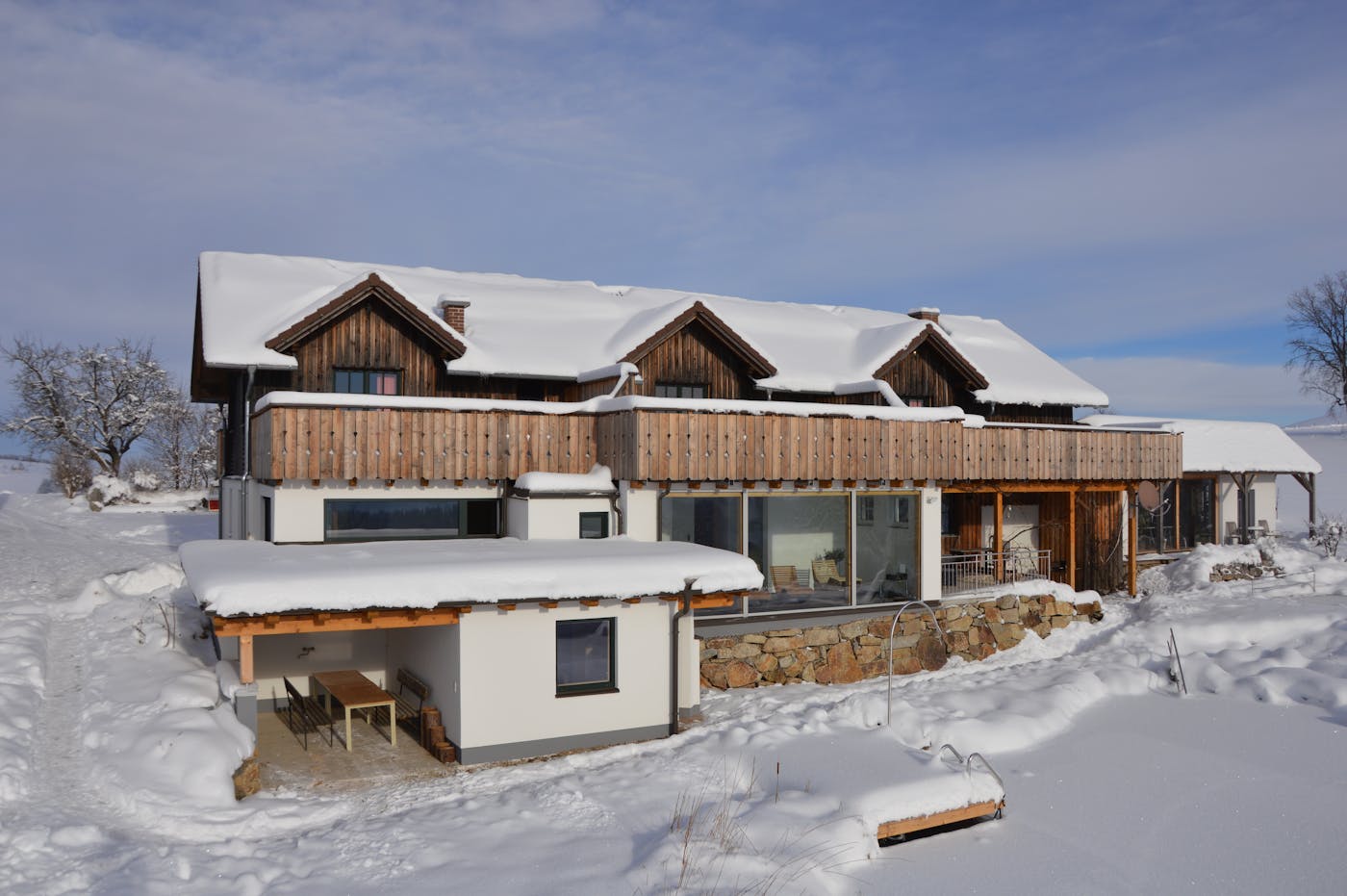 Der Biohof Ebenbauer im Winter - eingehüllt in eine dicke Schneeschicht