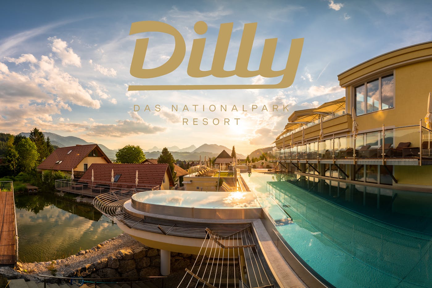 Hotel Dilly Das Nationalpark Resort mit blauem Himmel und Poollandschaft