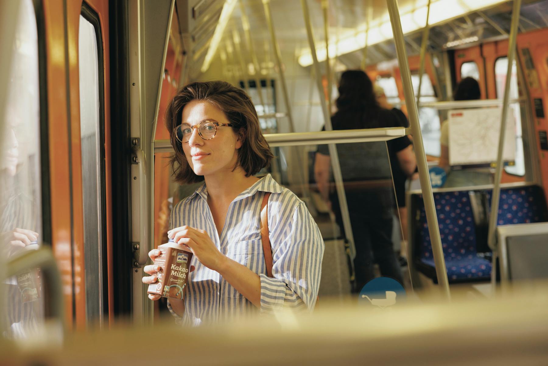 Eine Frau in der Wiener U-Bahn trinkt Kakaomilch