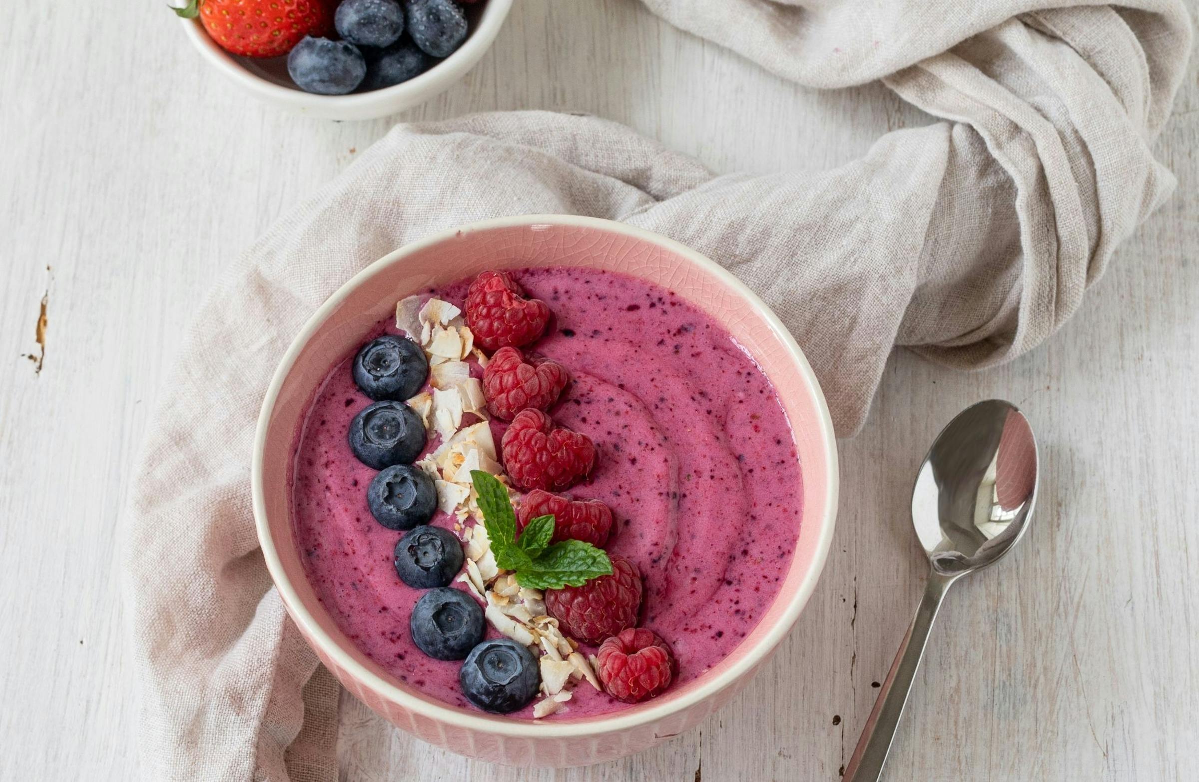 Eine farbenfrohe Frühstücksbowl, die mit frischen und gesunden Zutaten gefüllt ist.