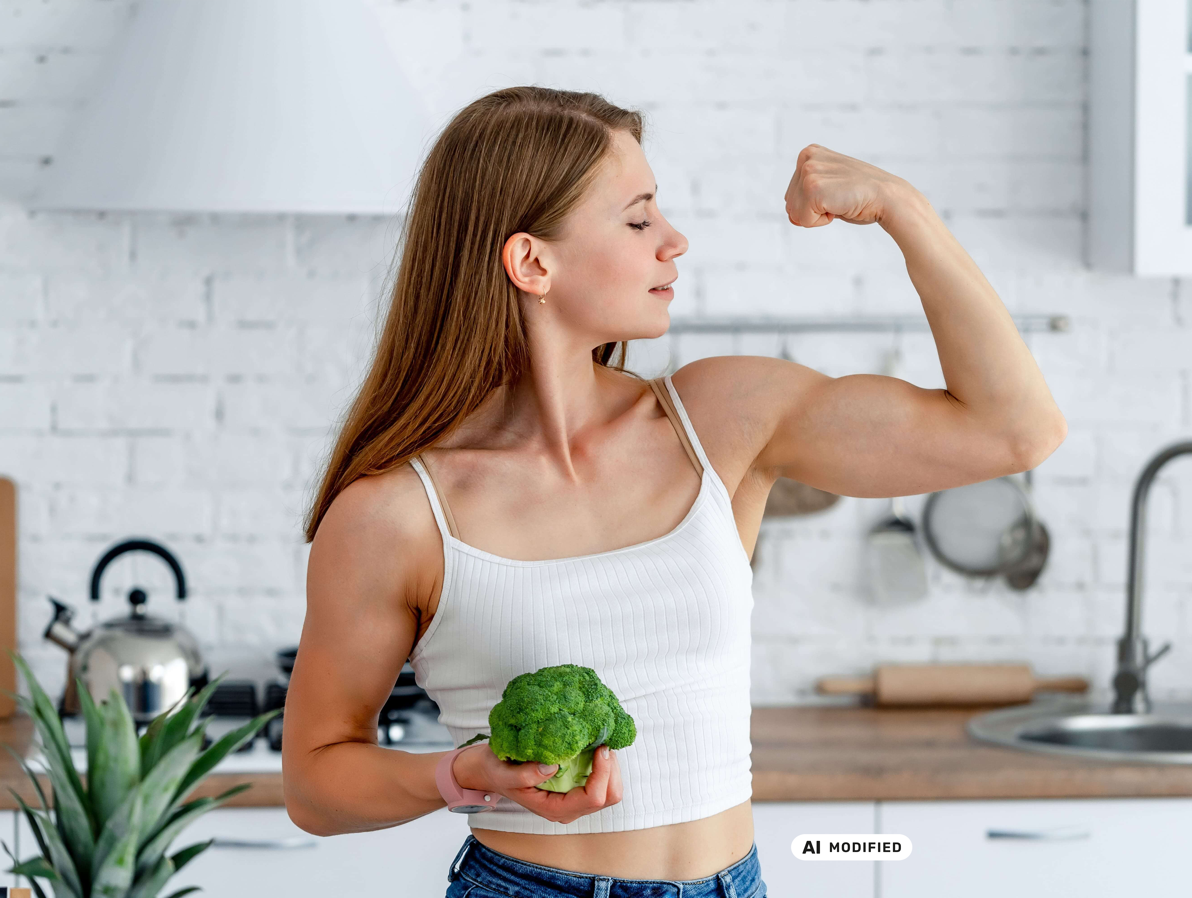 Eine junge frau zeigt ihre Muskeln, die sie durch proteinreiche Ernährung aufgebaut hat - teilweise KI-generiert