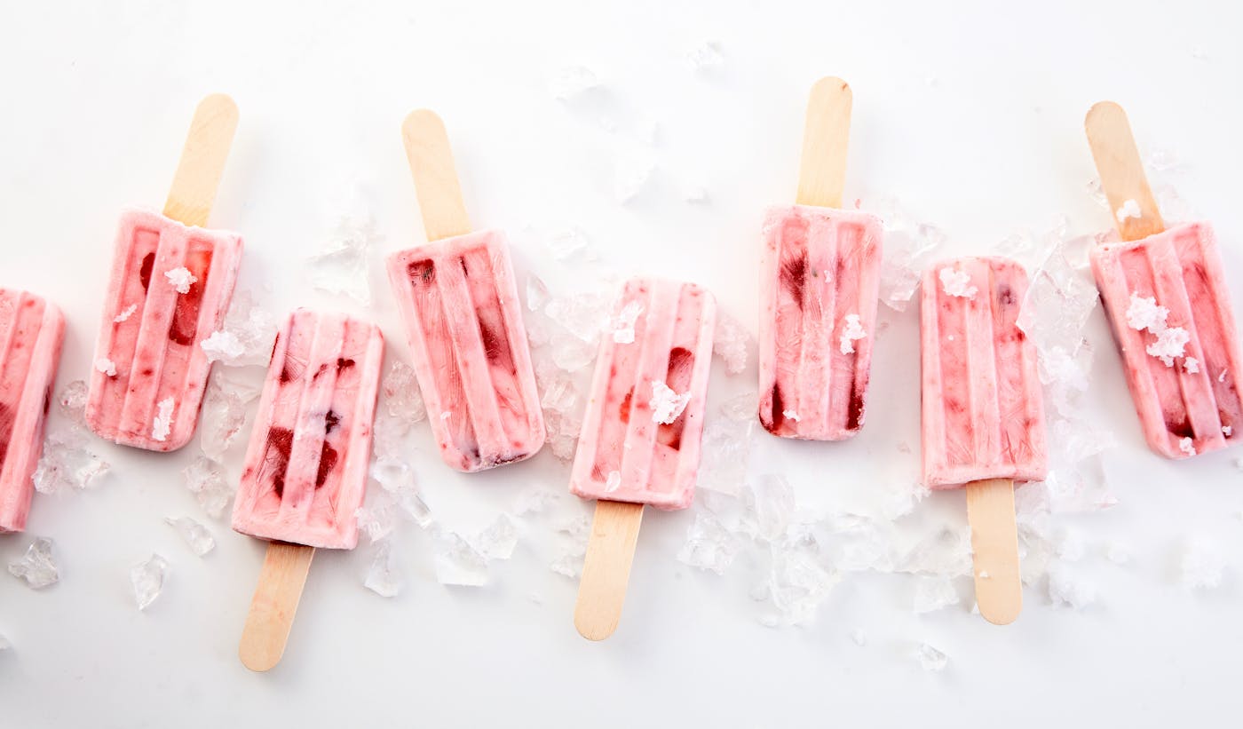 Genießen Sie den erfrischenden Geschmack von frischen Erdbeer-Eis am Stiel.