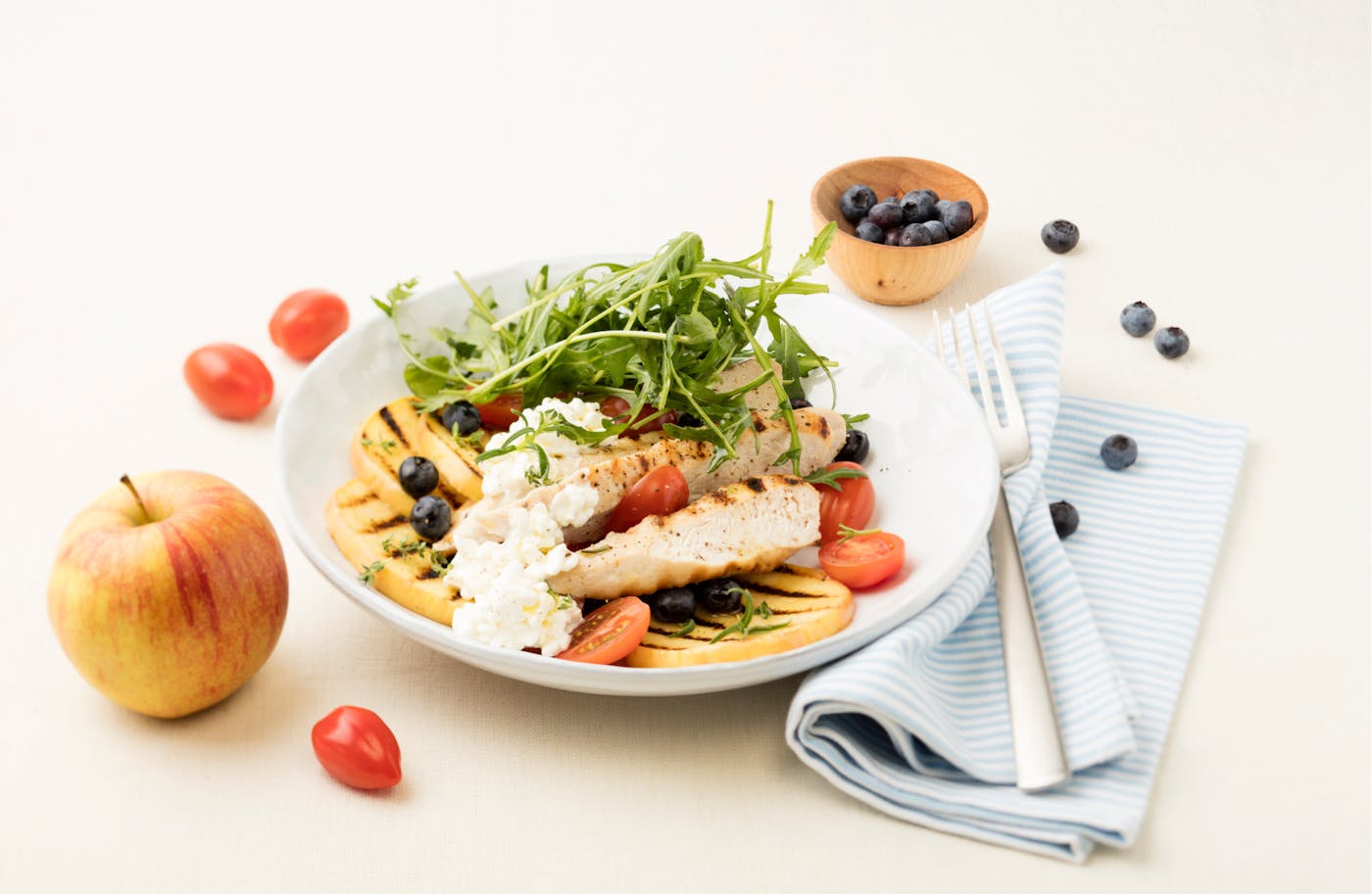 Genießen Sie einen köstlichen gegrillten Salat mit cremigem Cottage Cheese, perfekt für ein leichtes und erfrischendes Sommeressen.