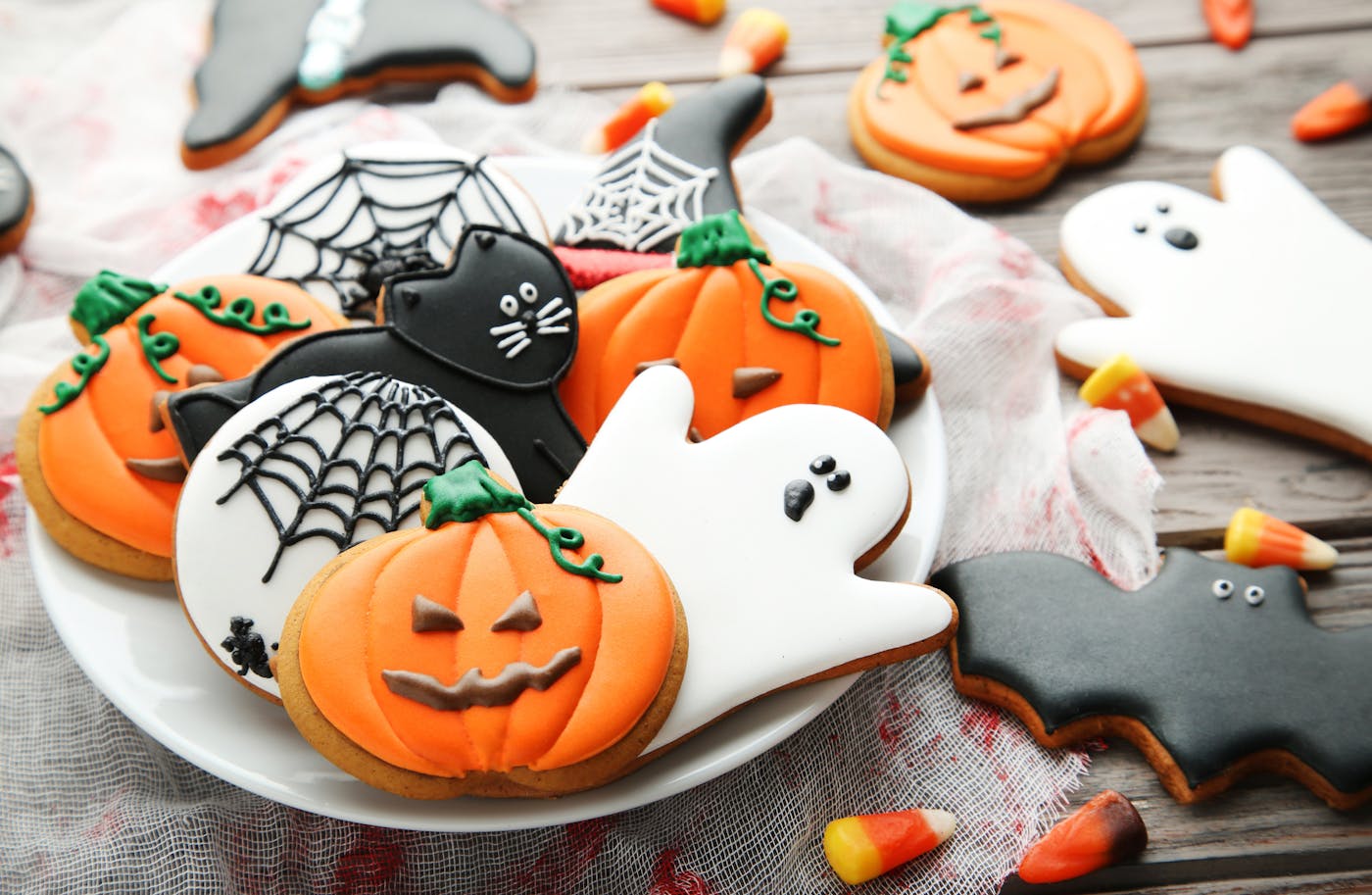 Kekse mit Halloweenmotiven wie Gespenst Kuerbis Spinnennetz Katze