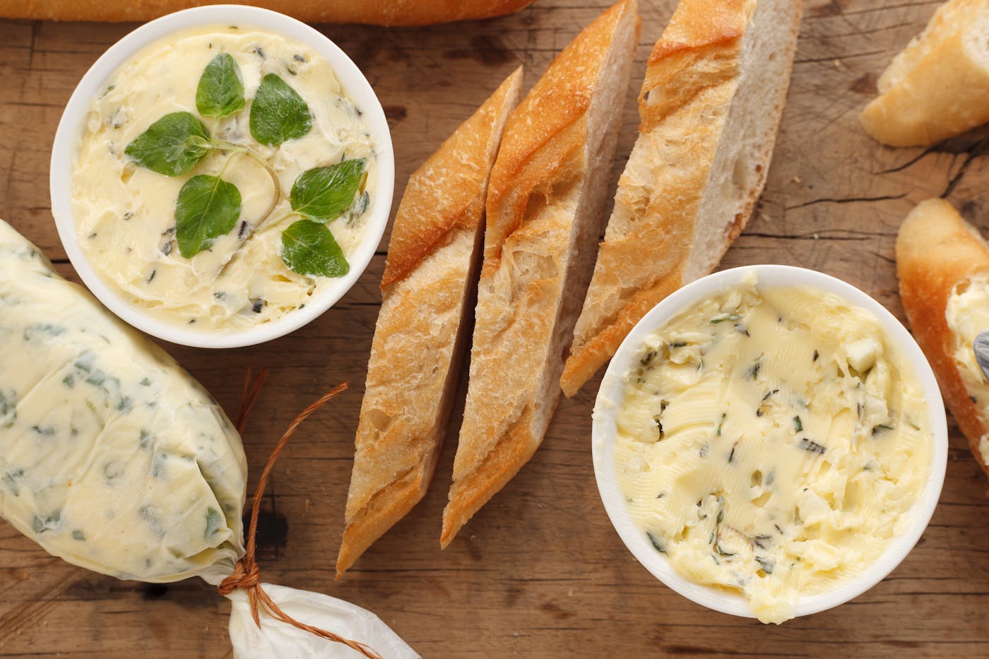 Verlockendes Knoblauchbrot mit einer köstlichen Kräuterbutter aus Thymian, Rosmarin, Koriander und Oregano.