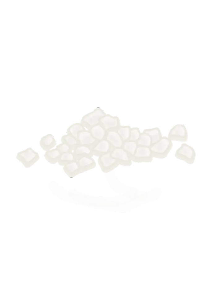 Kleiner Haufen grober Meersalzkristalle auf neutralem Untergrund.