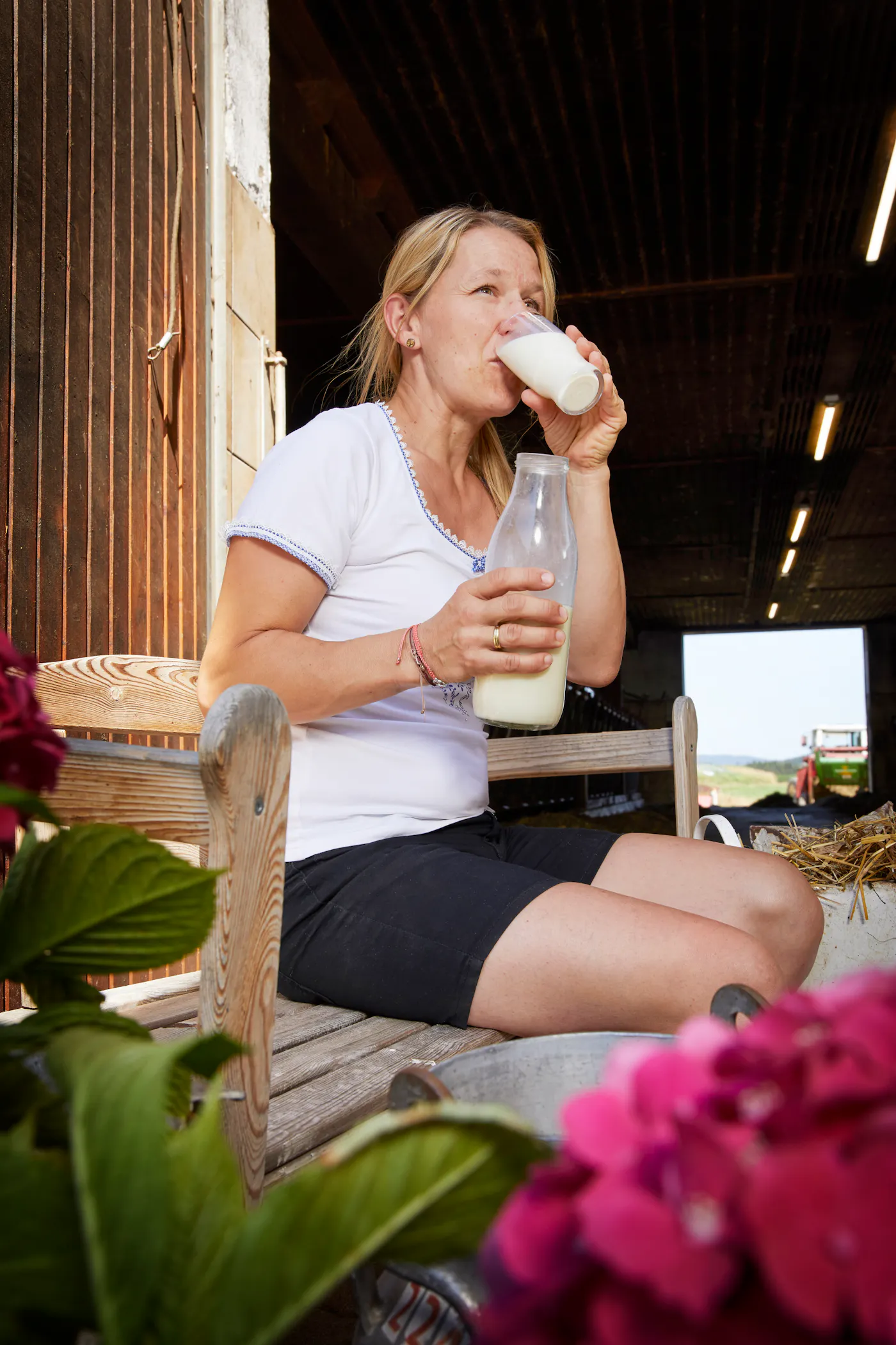 Milchglas Bernadette Bäuerin Bernadette, wie sie ein Glas Milch trinkt