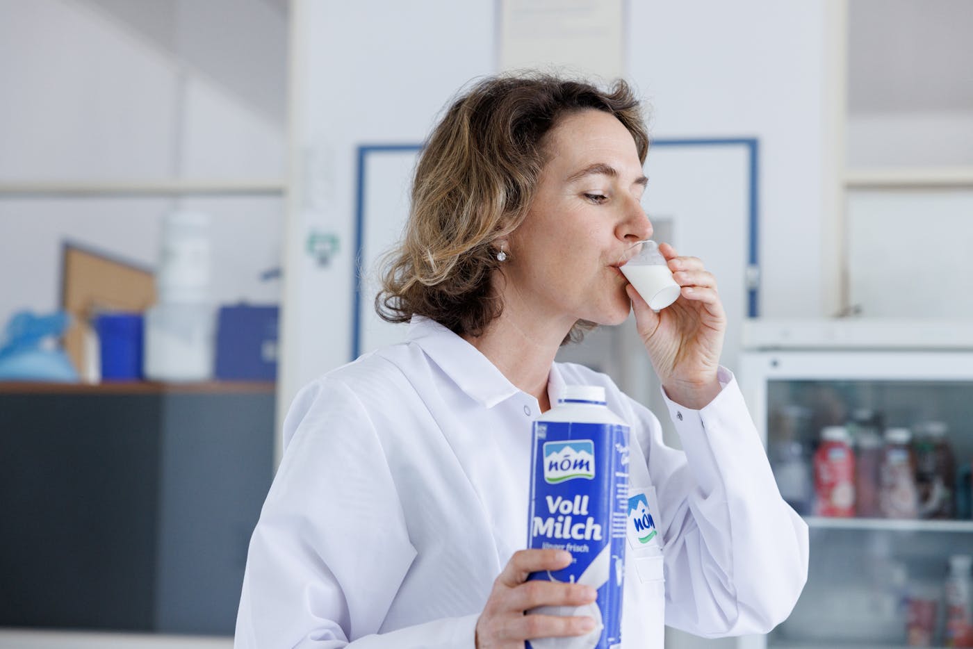eine Milchtechnologin beim Verkosten der NÖM Vollmilch eine Milchtechnologin beim Verkosten der NÖM Vollmilch