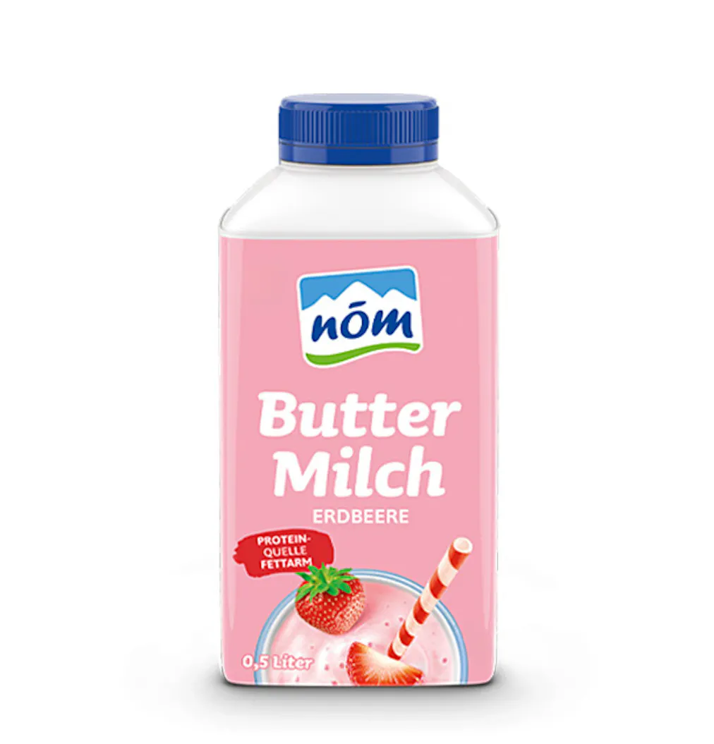 Rosa Verpackung NÖM Butter Milch mit blauem Deckel in der Sorte Erdbeere, auf dem Etikett ein Glas mit Erdbeer-Buttermilch, garniert mit einer frischen Erdbeere und einem rot-weiß gestreiften Strohhalm.