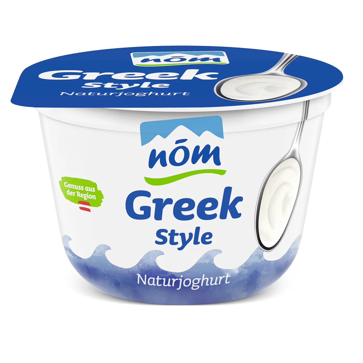 Weißer Becher mit blauer Aufschrift „NÖM Greek Style Naturjoghurt“, einem Löffel mit Joghurt und österreichischer Flagge als Herkunftsangabe