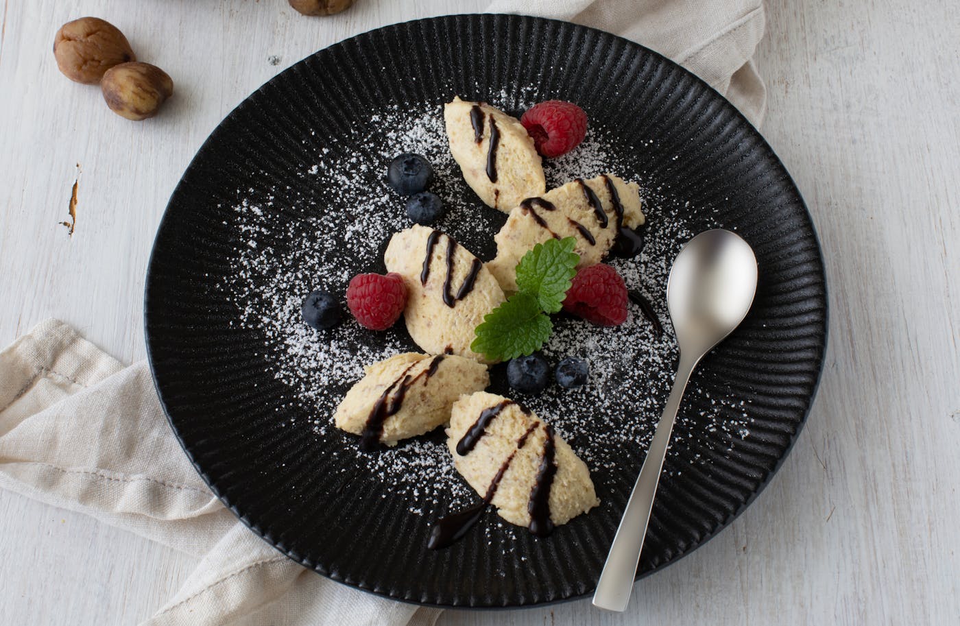 NÖM Maroninockerl auf Teller mit Früchten NÖM Maroninockerl auf Teller mit Früchten