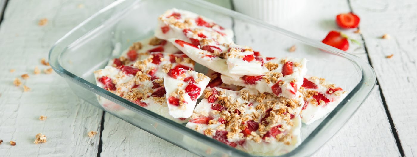 NÖM PRO Frozen PROtein Ecken mit Himbeeren Erdbeeren und Granola
