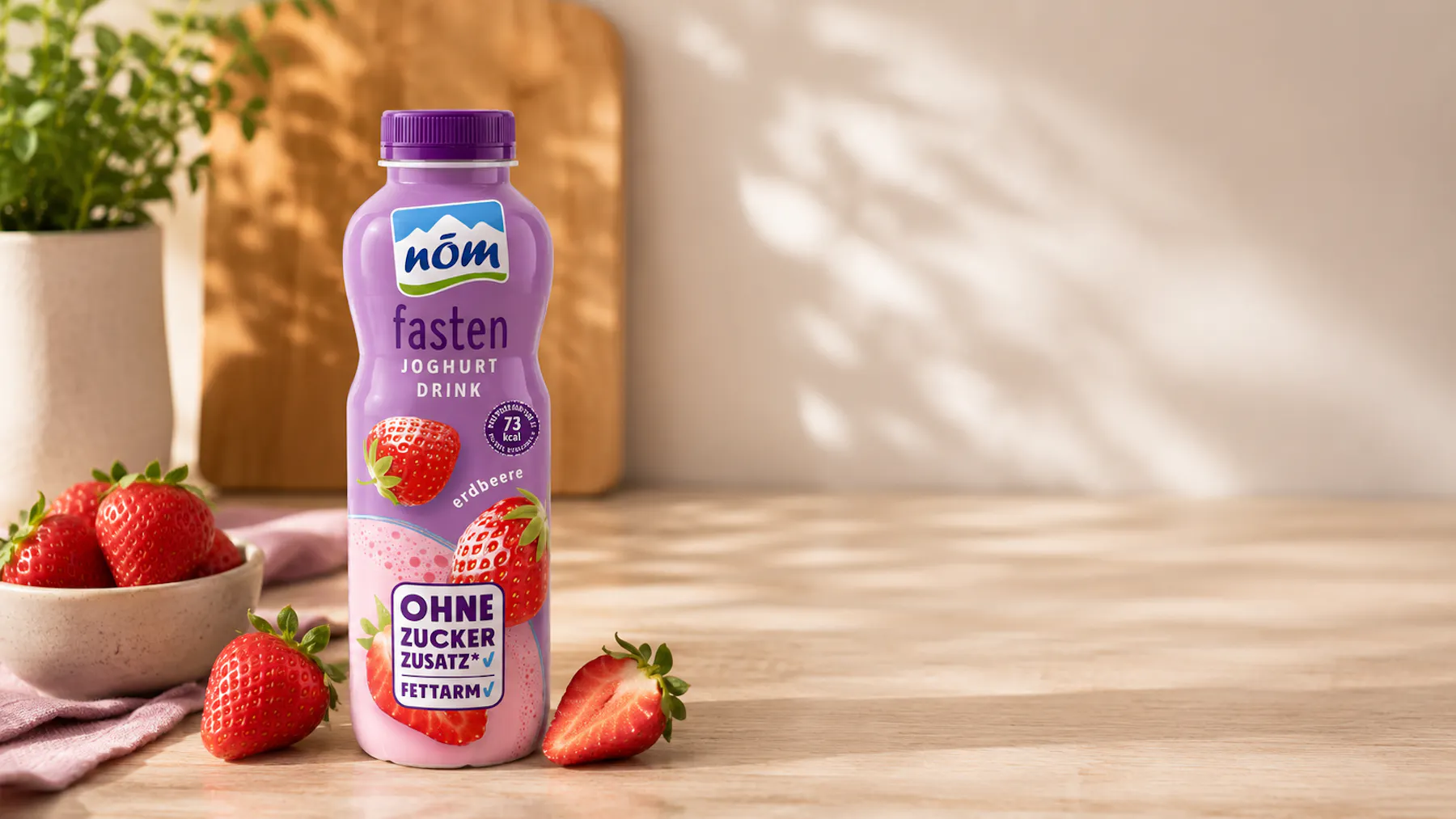 NÖM fasten Joghurtdrink Erdbeere mit frischen Erdbeeren