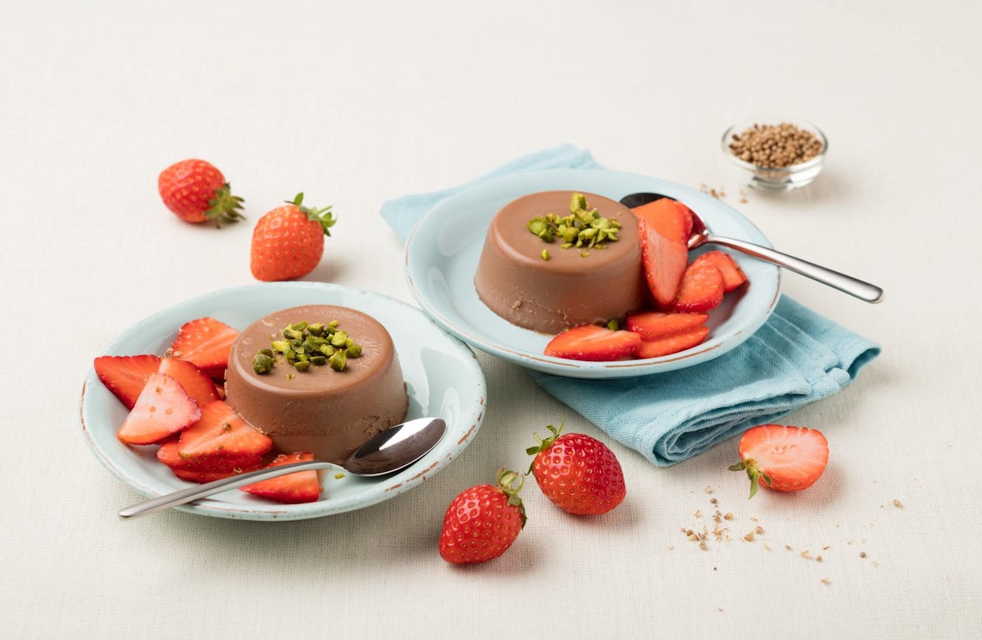 Nougat Panna Cotta verziert mit Erdbeeren und Koriander Nougat Panna Cotta verziert mit Erdbeeren und Koriander