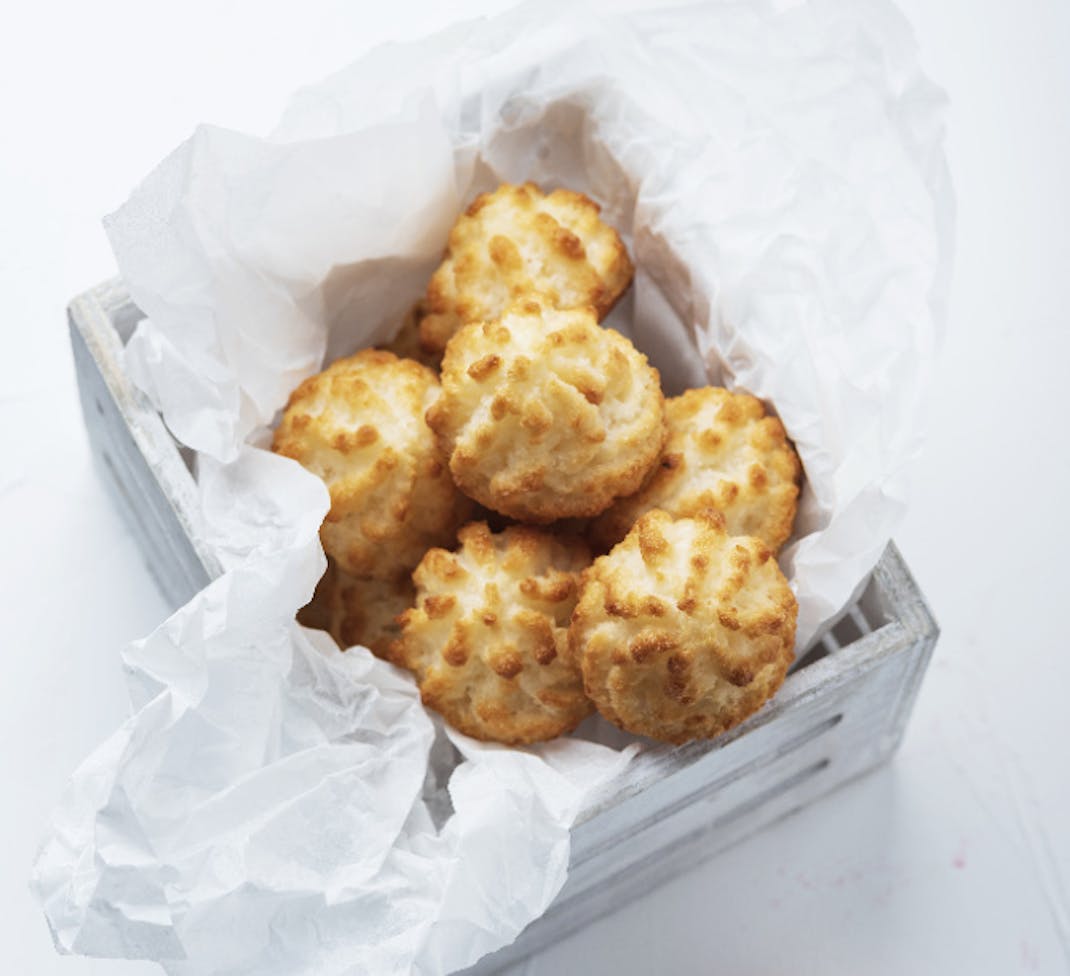 Protein Kokosbusserl schön angerichtet in weißer Box Protein Kokosbusserl schön angerichtet in weißer Box