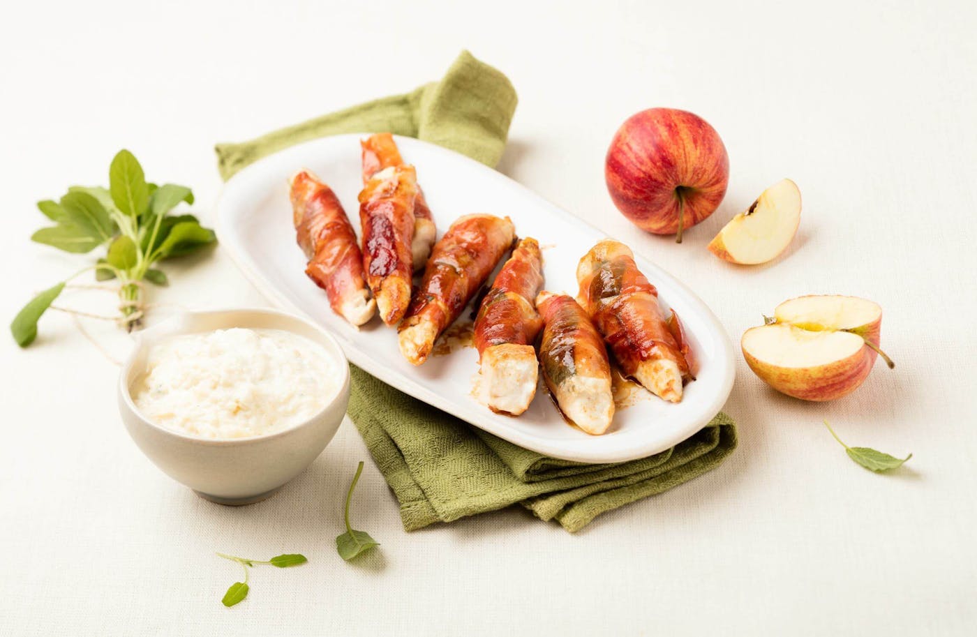 Saltimbocca-Sticks mit Sellerie und Apfeljoghurt-Dip Saltimbocca-Sticks mit Sellerie und Apfeljoghurt-Dip