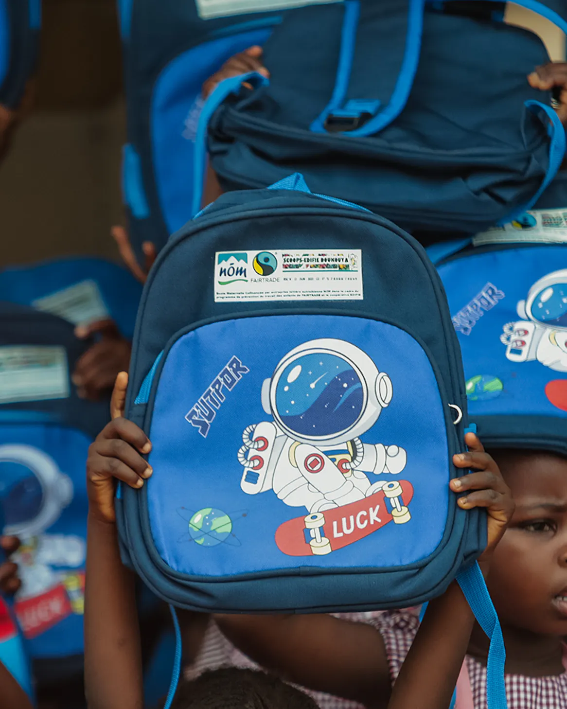blauer Schulrucksack mit einem Astronauten und dem NÖM Logo
