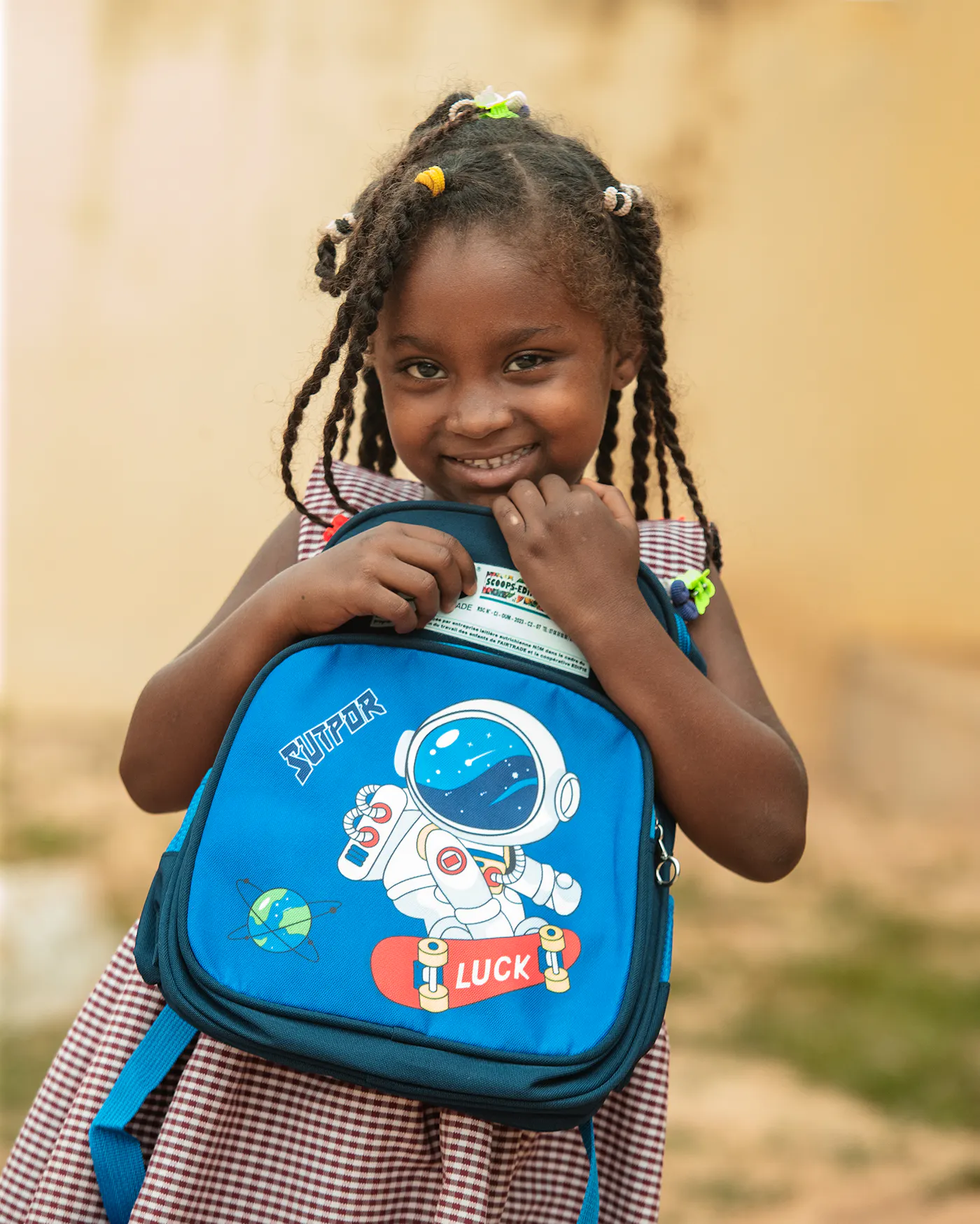 c Fairtrade Africa Ein Schulmädchen mit Rucksack