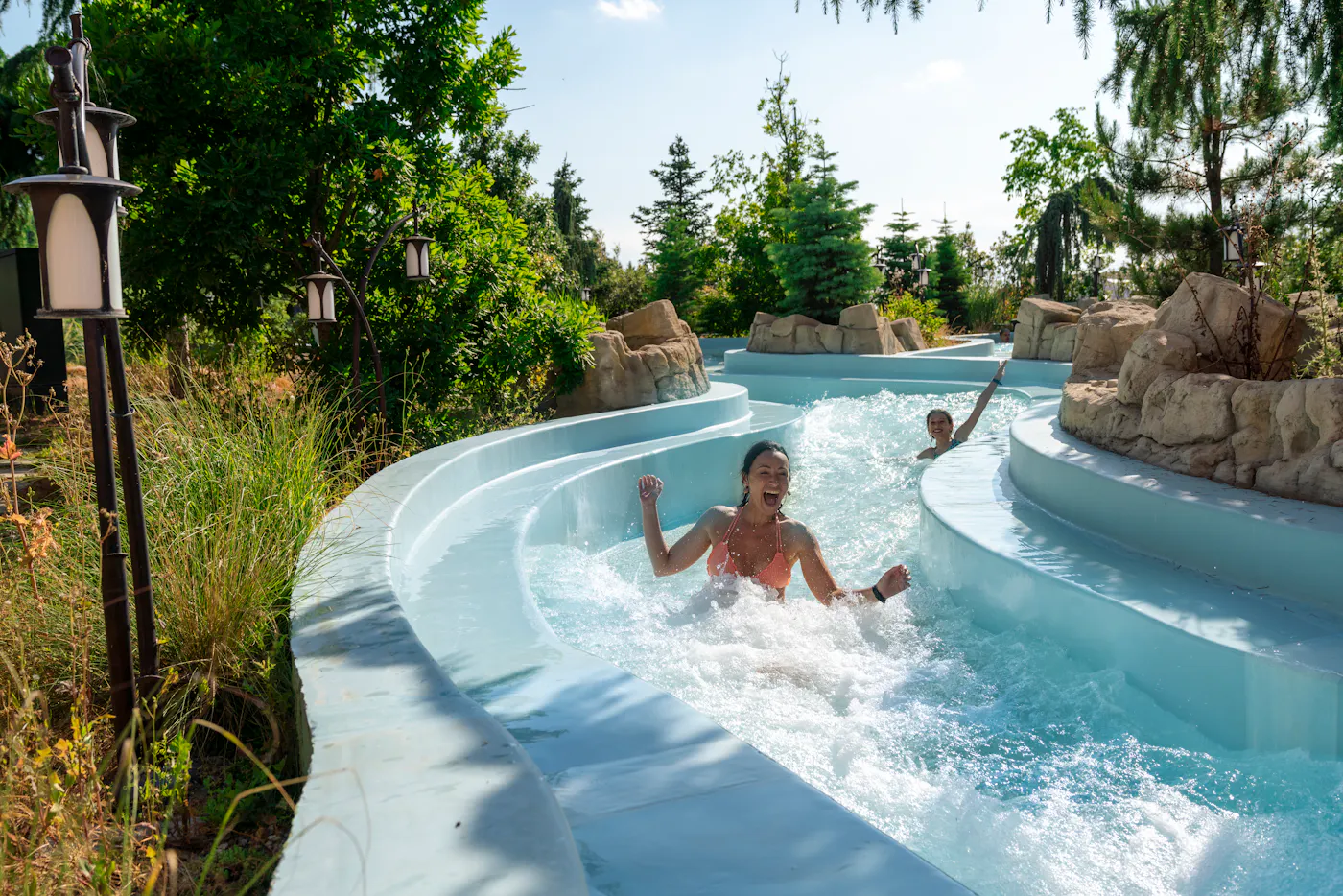 Vildstrom Familie Sommer Eine junge Frau, die eine Rutsche im Europa-Park in Rust rutscht