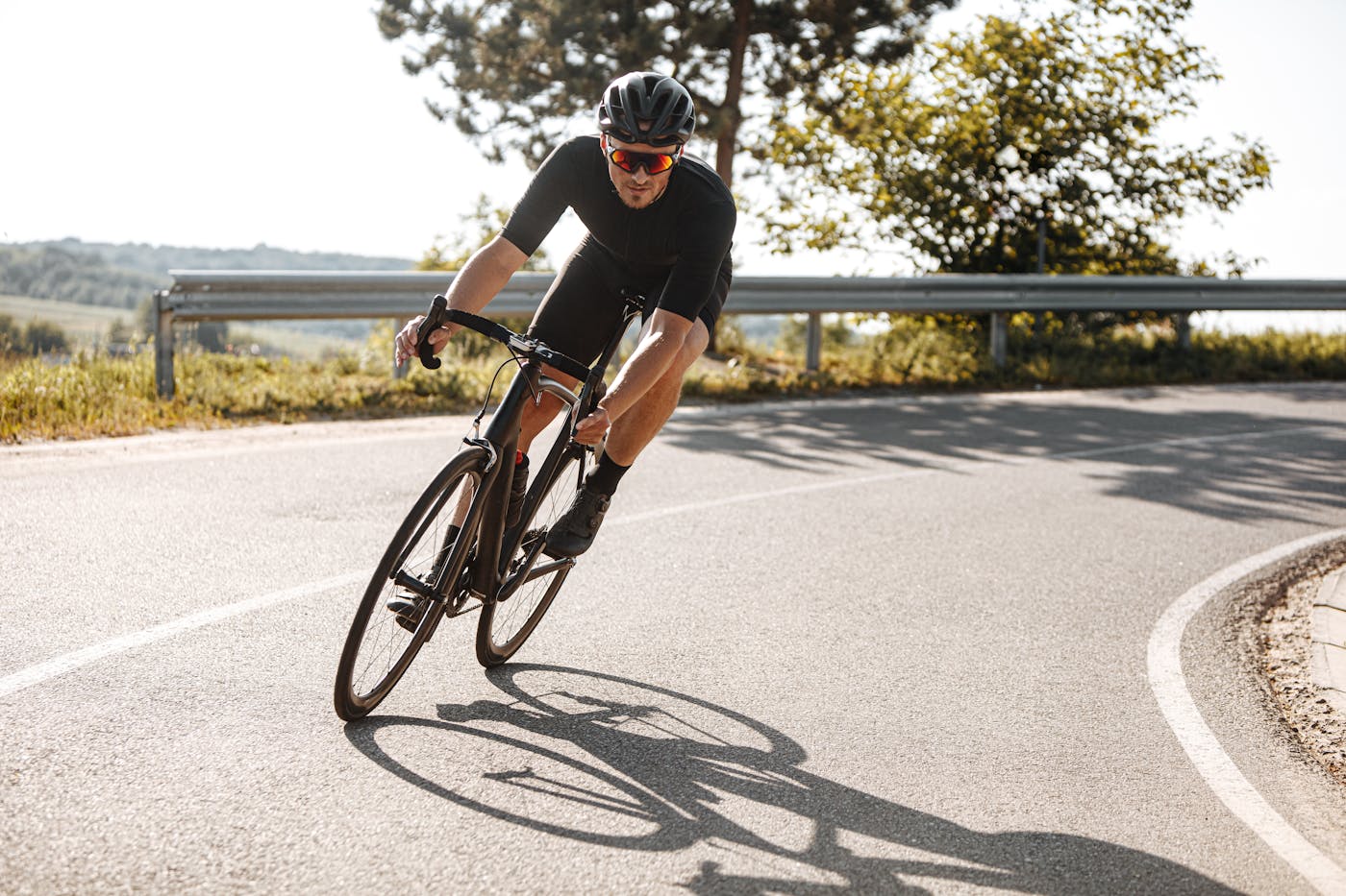 Bärtiger Radfahrer in Sportkleidung fährt mit einem schwarzen Fahrrad