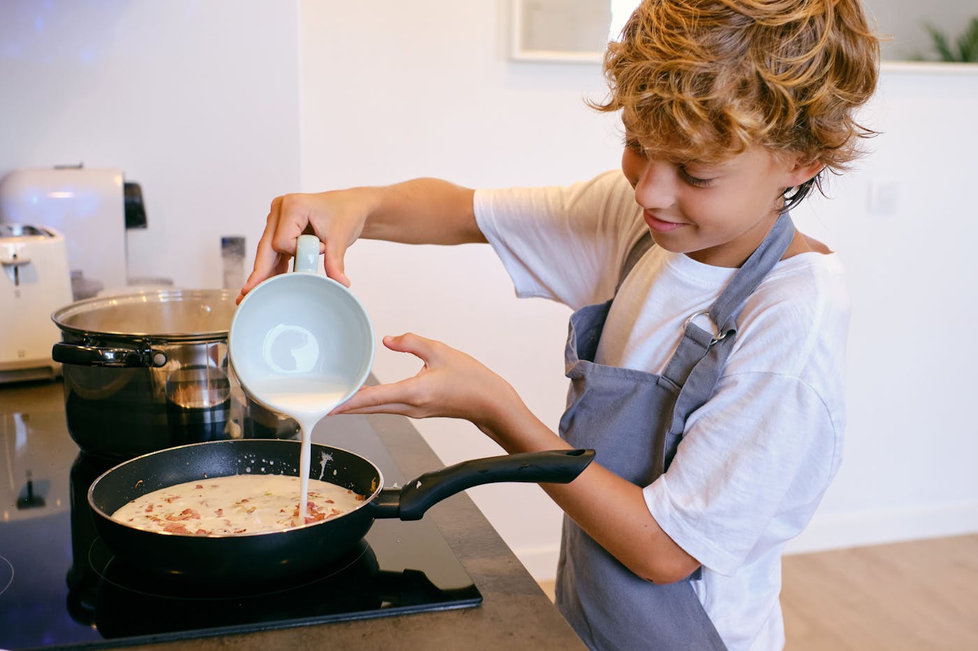 Bub kocht Gericht mit Milchalternative