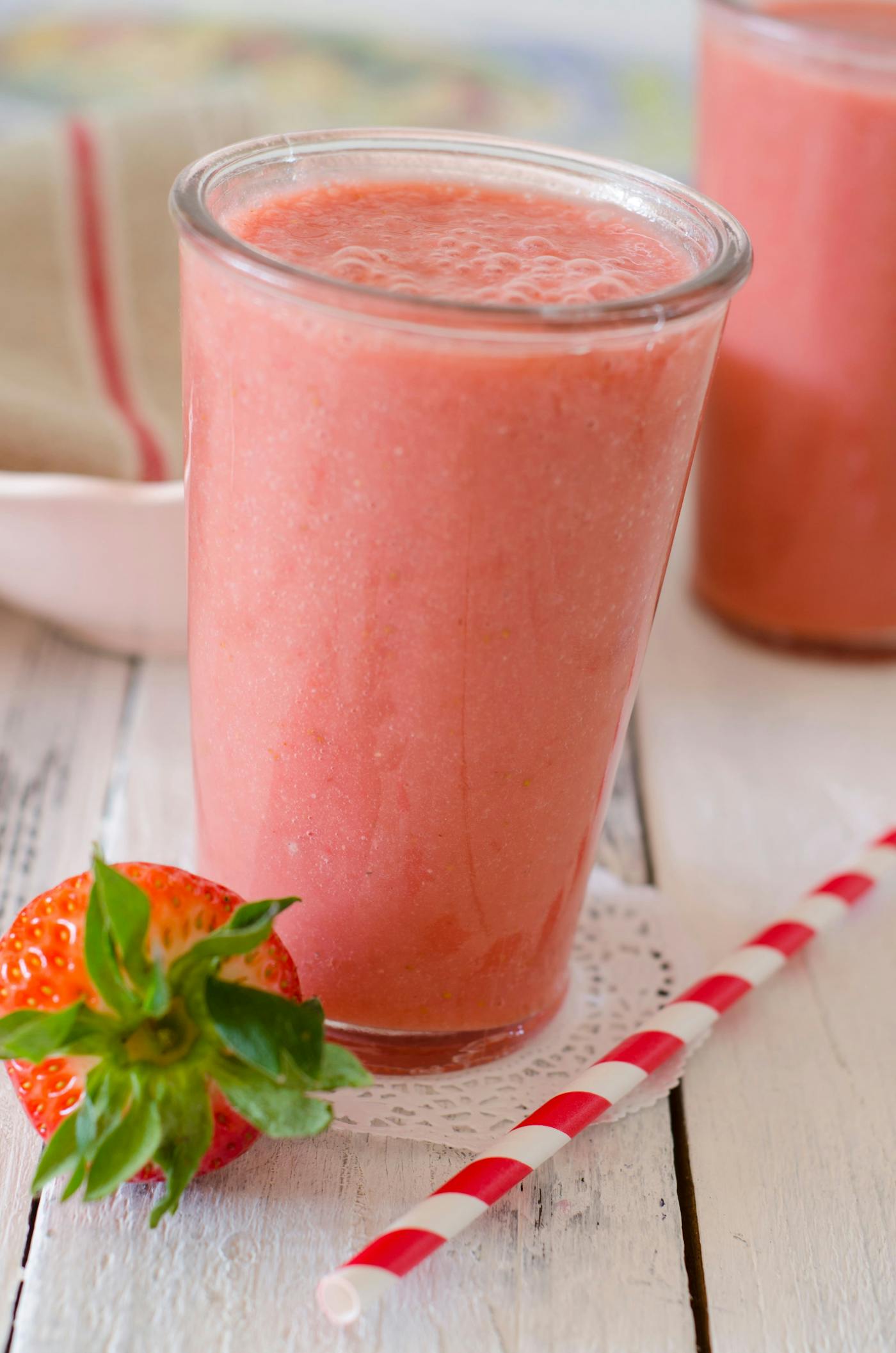 Erdbeer-Molke-Drink im Glas auf Holztisch