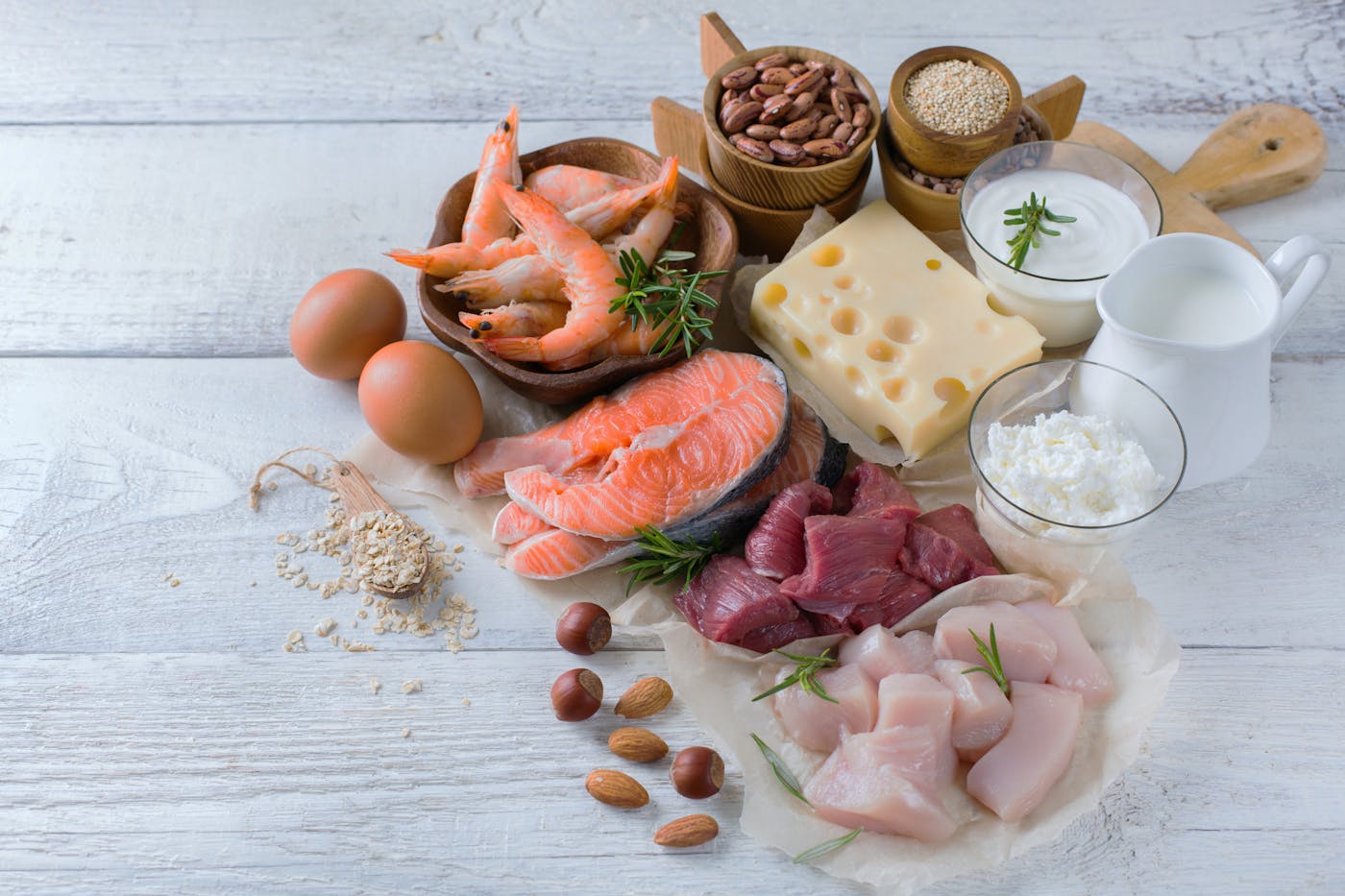 Gute gesunde Proteinquellen sind Fleisch, Fisch, Käse und Milchprodukte