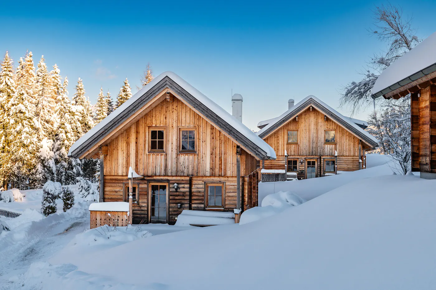 Huettendorfer Winter DS 22 Eine verschneite Holzütte im Hüttendorf Dachsteinblick