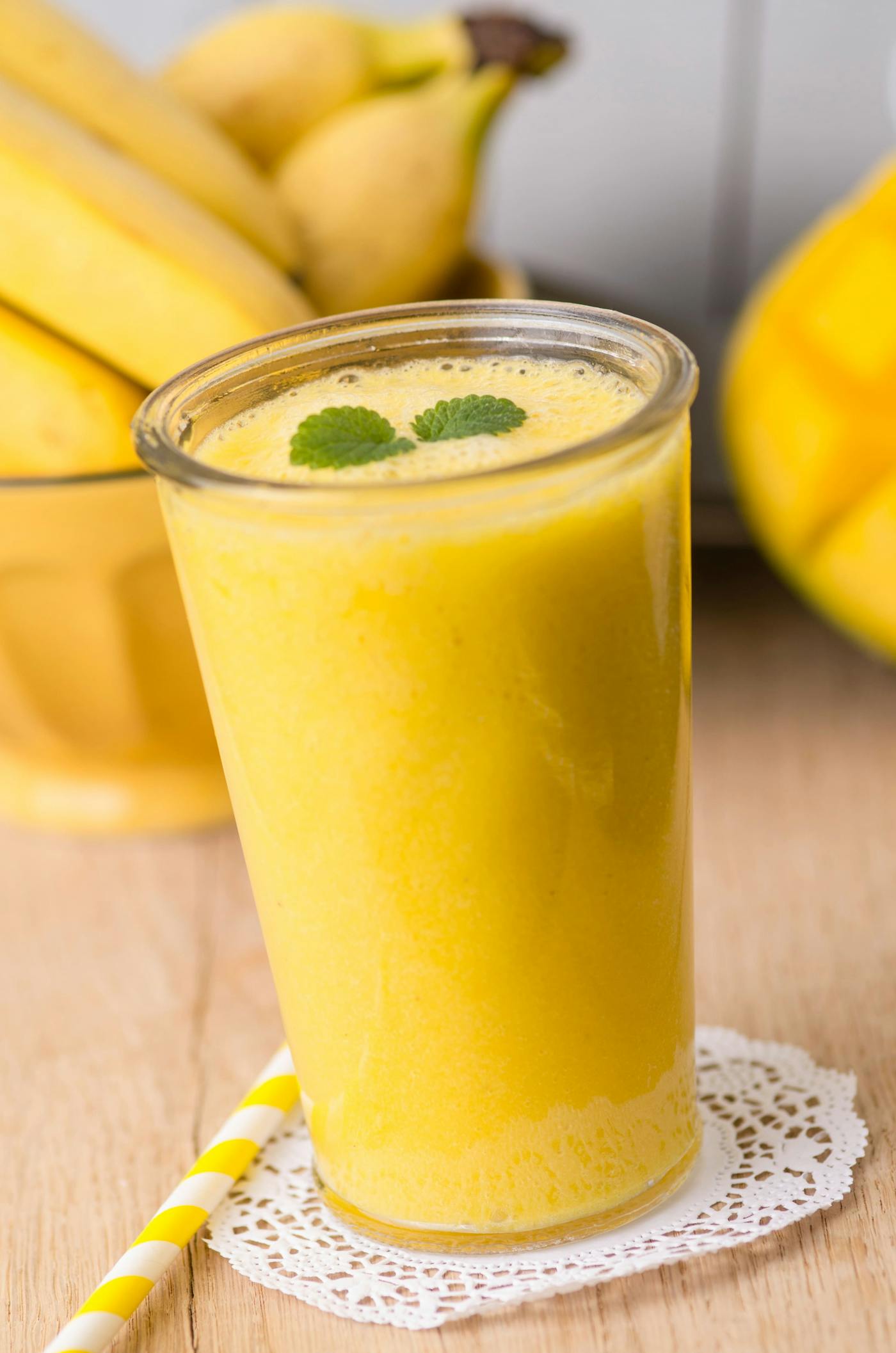 Mango-Molke-Drink im Glas auf Holztisch