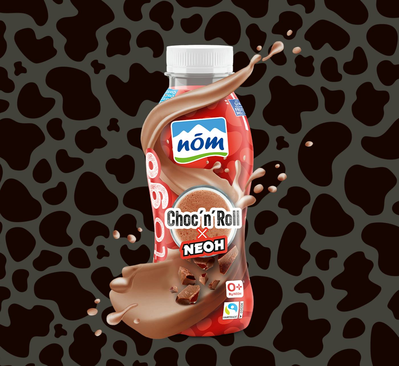 Rote Flasche mit der Aufschrift "Choc'n'Roll x NEOH" mit einem Glas Schokomilch und Schokostückchen auf geflecktem Hintergrund Rote Flasche mit der Aufschrift "Choc'n'Roll x NEOH" mit einem Glas Schokomilch und Schokostückchen auf geflecktem Hintergrund